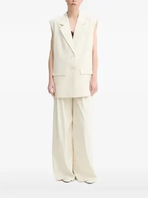 Жилет с объемными плечами