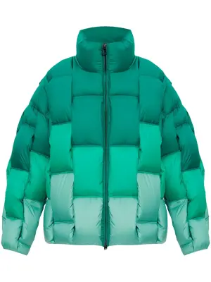 Пуховик с тисненым логотипом