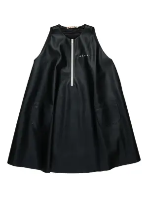 платье с вышитым логотипом