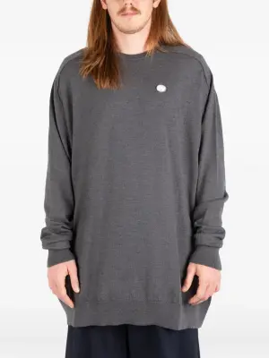 Свитер с вышитым логотипом