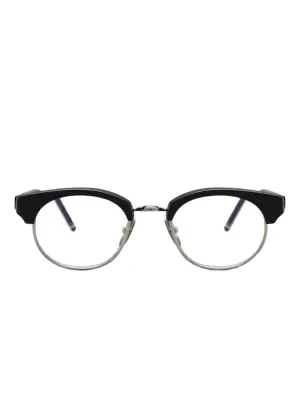 Очки в овальной оправе