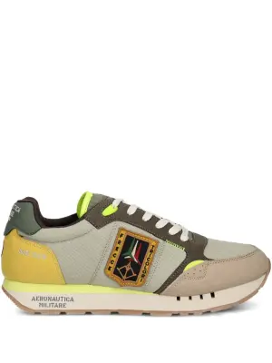 кроссовки с вышитым логотипом