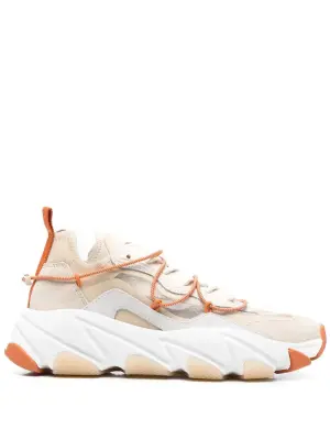 Кроссовки на массивной подошве