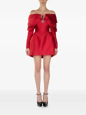 Мини-платье с открытыми плечами и украшениями