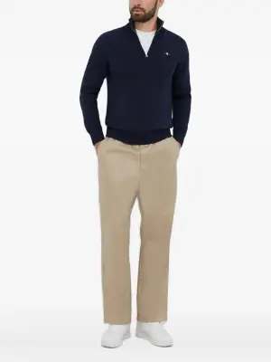 Свитер с вышитым логотипом