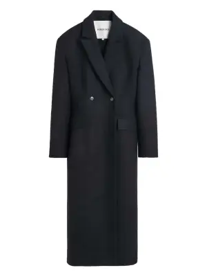 двубортное пальто с объемными плечами