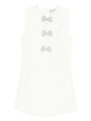 Платье без рукавов, украшенное кристаллами
