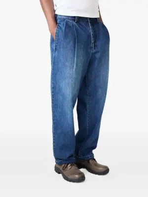 Джинсы с защипами и эффектом состаривания