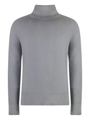 Свитер с высоким воротником