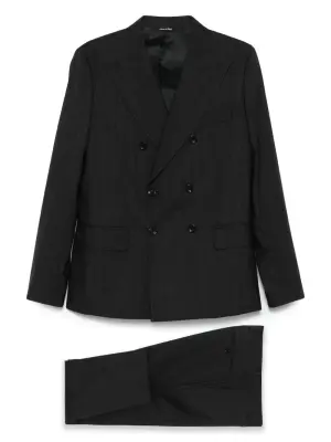 Костюм в тонкую полоску с двубортным пиджаком