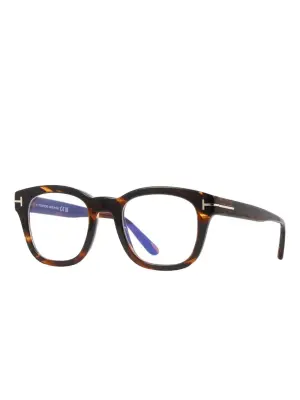 Очки в прямоугольной оправе