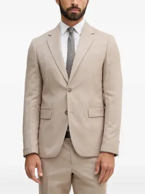 Костюм на пуговицах