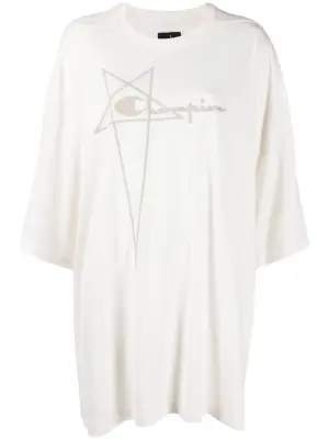 Футболка с вышитым логотипом