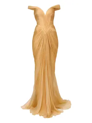 Платье с открытыми плечами и плиссировкой