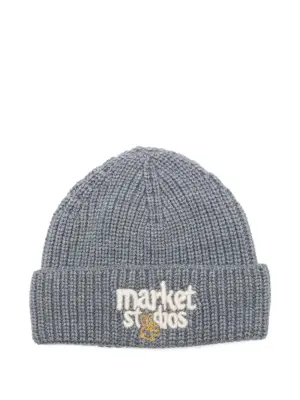 Вышитая вязаная шапка резинкой