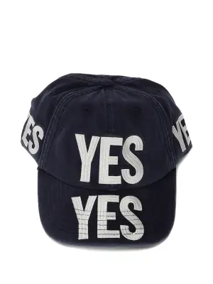 Бейсболка с тиснёным принтом и регулируемым ремешком