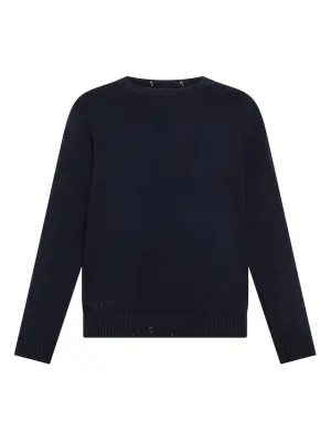 Свитер с потертостями и круглым вырезом