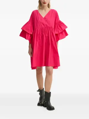 Мини-платье с оборками и V-образным вырезом