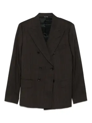 Костюм в тонкую полоску с двубортным пиджаком