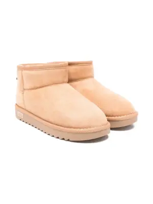 Ботинки с фирменной табличкой (или логотипом)