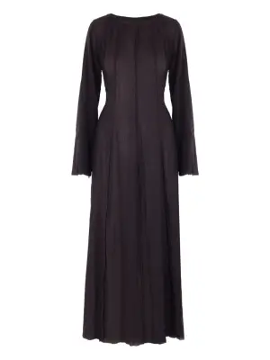 платье с длинными рукавами и складками