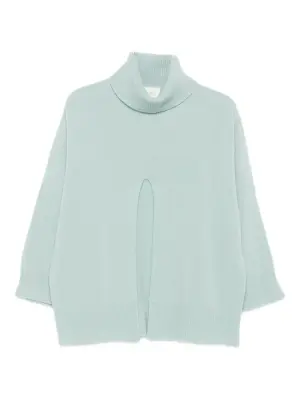 Свитер с высоким воротником и разрезом спереди