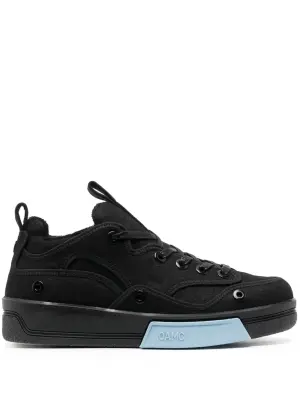 Кроссовки с логотипом на язычке