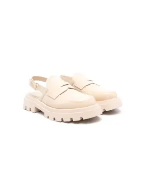 Лакированные сандалии