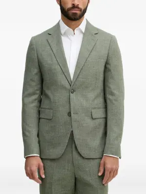 Приталенный костюм на пуговицах