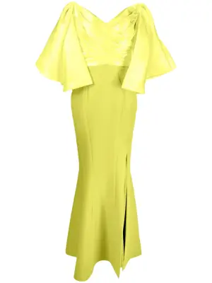 Длинное платье с открытыми плечами