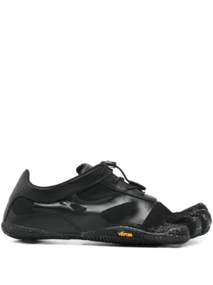 Кроссовки с шнуровкой и пятью отдельными пальцами