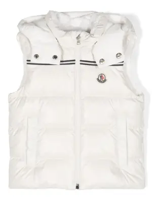 Дутый жилет с нашивкой-логотипом