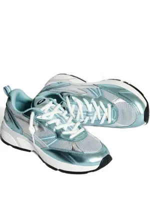 Кроссовки на шнуровке