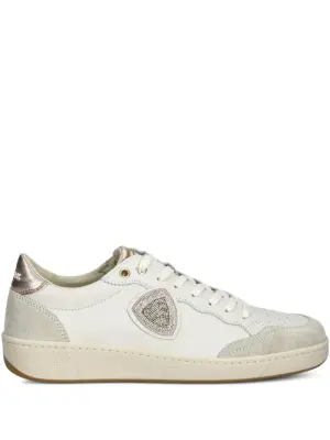 Кеды с вышитым логотипом