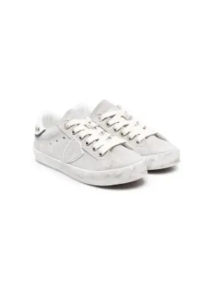 Кроссовки с нашивкой-логотипом