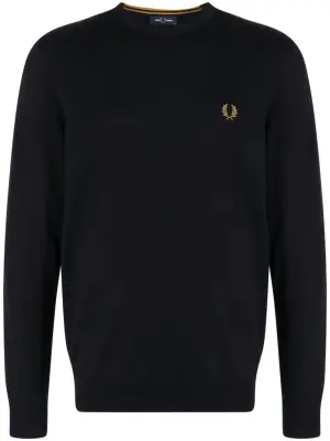 Свитер с вышитым логотипом