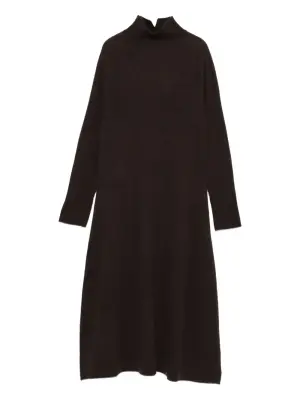 Вязаное платье с высоким воротом