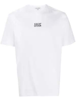 Футболка с вышитым логотипом