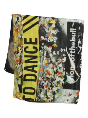 Шарф с принтом в виде букв