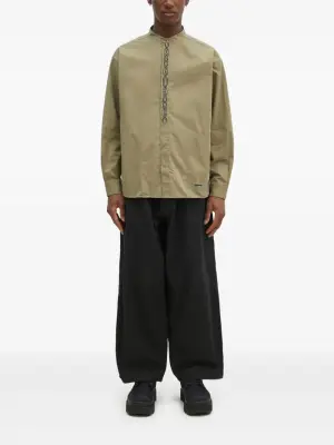 рубашка с воротником-стойкой и вышитым логотипом