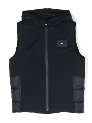 Жилет с капюшоном и нашивкой-логотипом