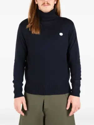 Свитер с высоким воротником и нашивкой-логотипом