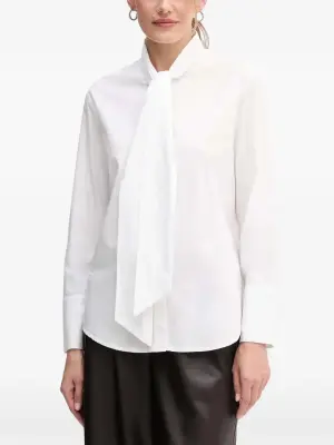 Блузка с галстуком на шее