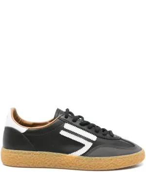 Кроссовки с вышитым логотипом