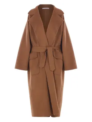 Пальто с накладными карманами и поясом