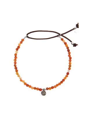 браслет с бусинами и подвеской