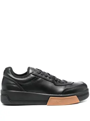 Кроссовки на шнуровке