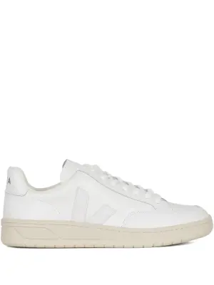 Кроссовки с логотипом