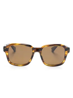 солнцезащитные очки в квадратной оправе