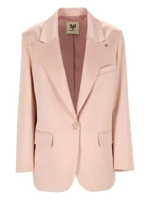 Пиджак с заостренными лацканами и брошью